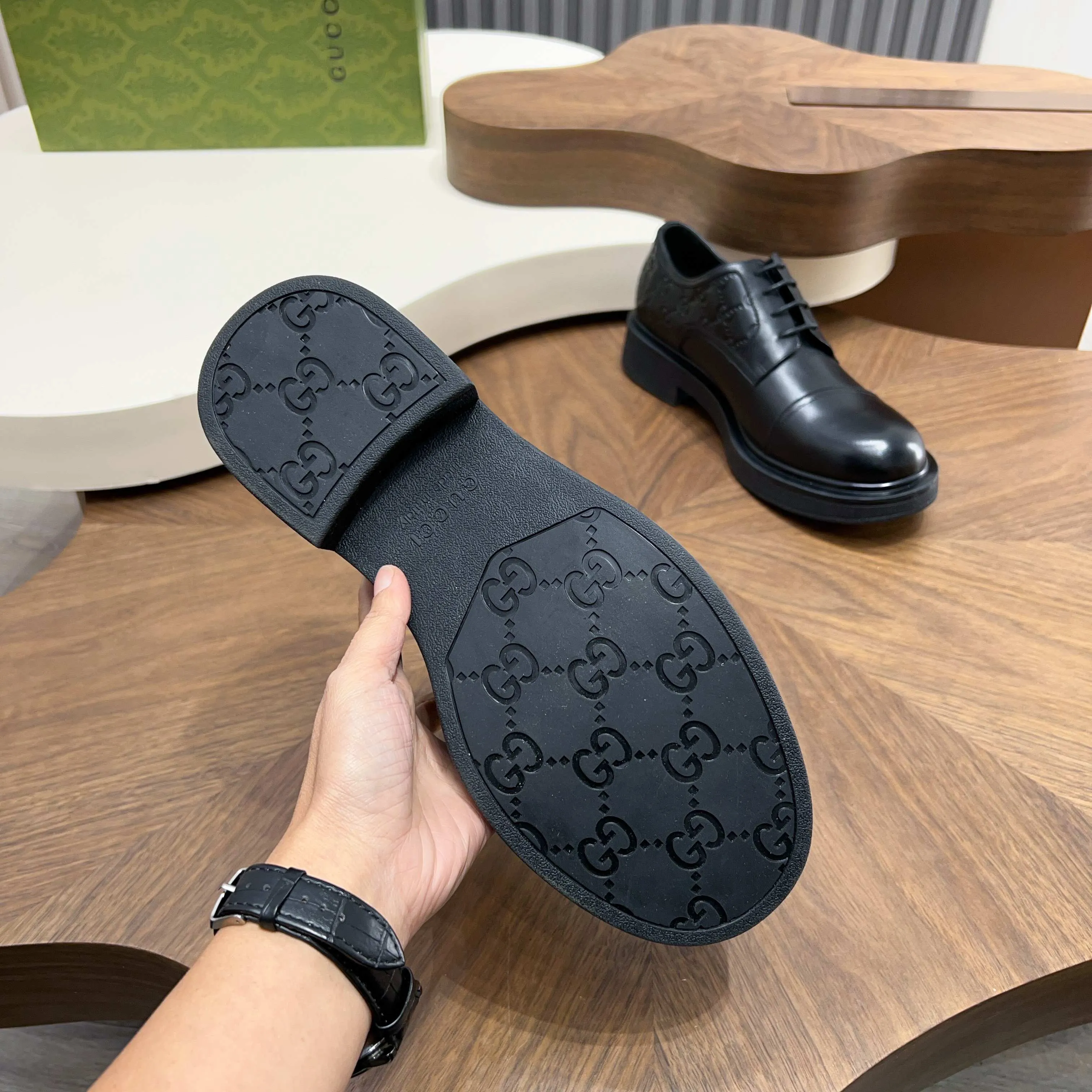 💰780 Gucci/Gucci new men’s lace-up shoes with GG details, matte cow leather derby shoes! The design of this men's lace-up shoe is rooted in the brand's heritage. Crafted from premium waxed cow leather, it is embellished with GG printed embossed suede leather details, a nod to Gucci's iconic monogram. The rubber sole decorated with GG pattern adds a touch of modern fashion to this design. Typical three-joint style design. European and American classic version, full calfskin lining. The overall upper texture is soft and the lining is comfortable and breathable. 2CM thickened soft rubber sole, easy to control. Versatile and stylish upper foot, multiple colors available to meet different matching needs, complete package! Size: 39-40-41-42-43-44 leather shoe size (38.45.46 can be customized)